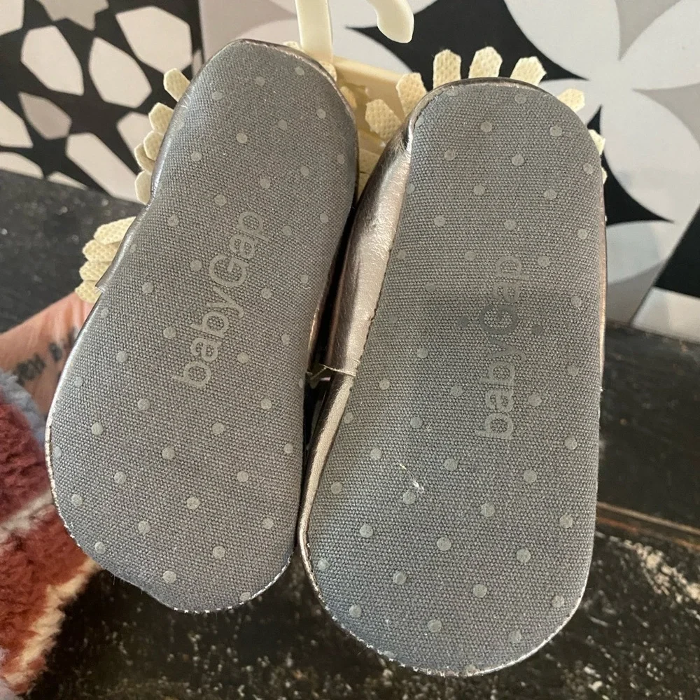 METALLIC fringe leather baby moccasins! Soft soles/good for baby feet 👣 NWT